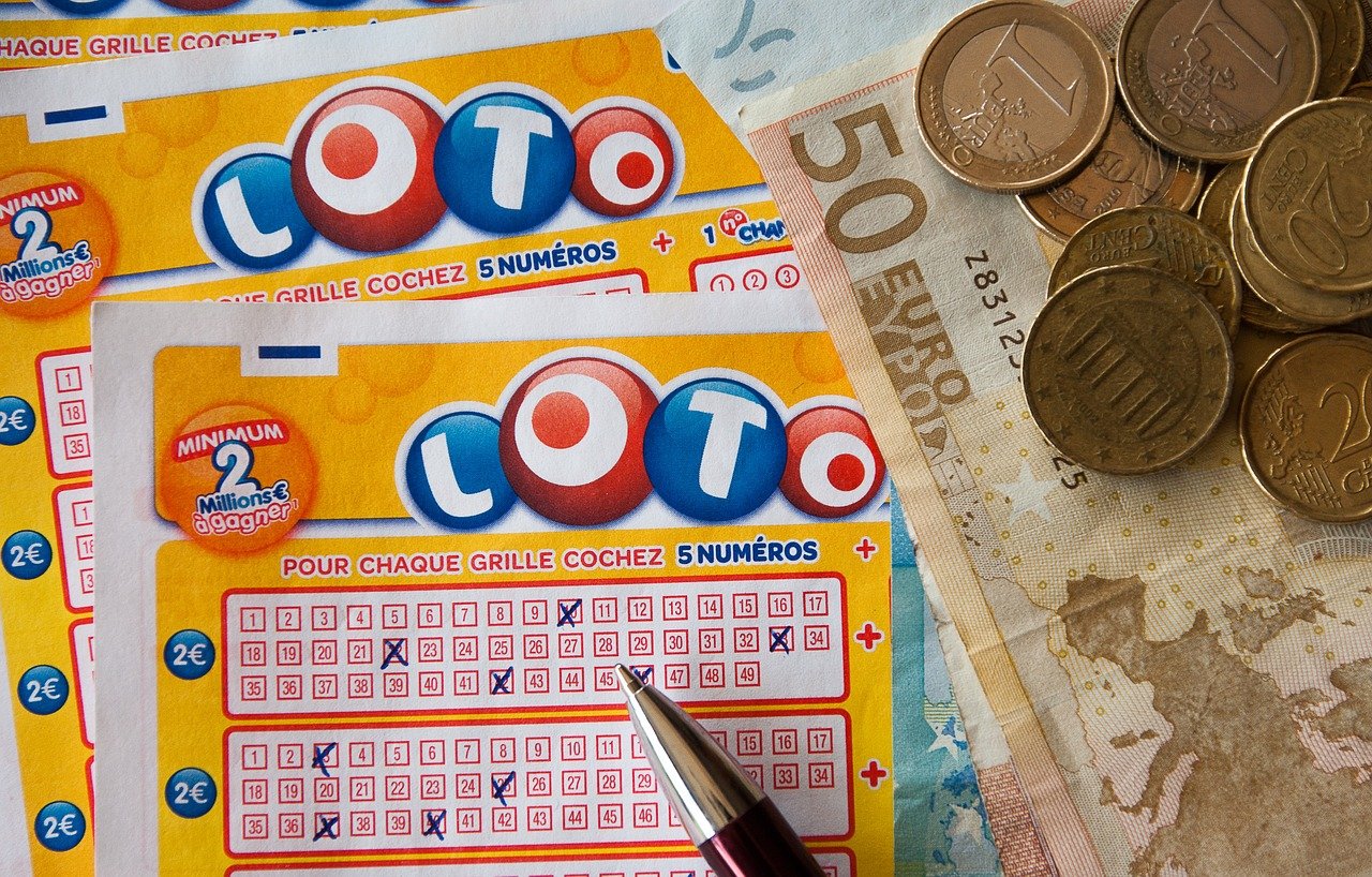 Hai vinto a una lotteria? Scopri come riscuotere i premi e i costi