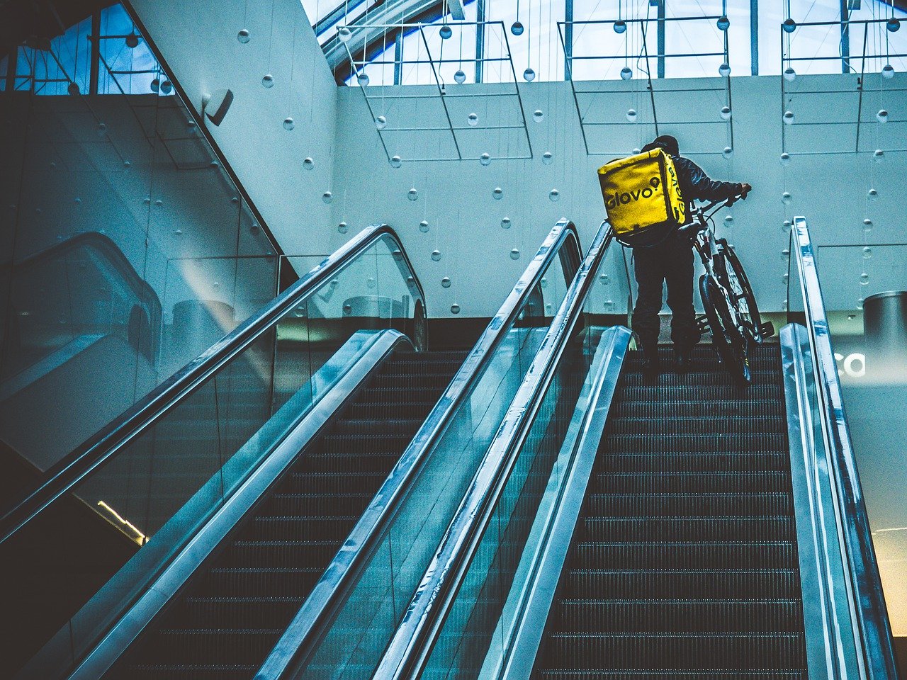 Svolta dell’Europa: i rider sono lavoratori dipendenti