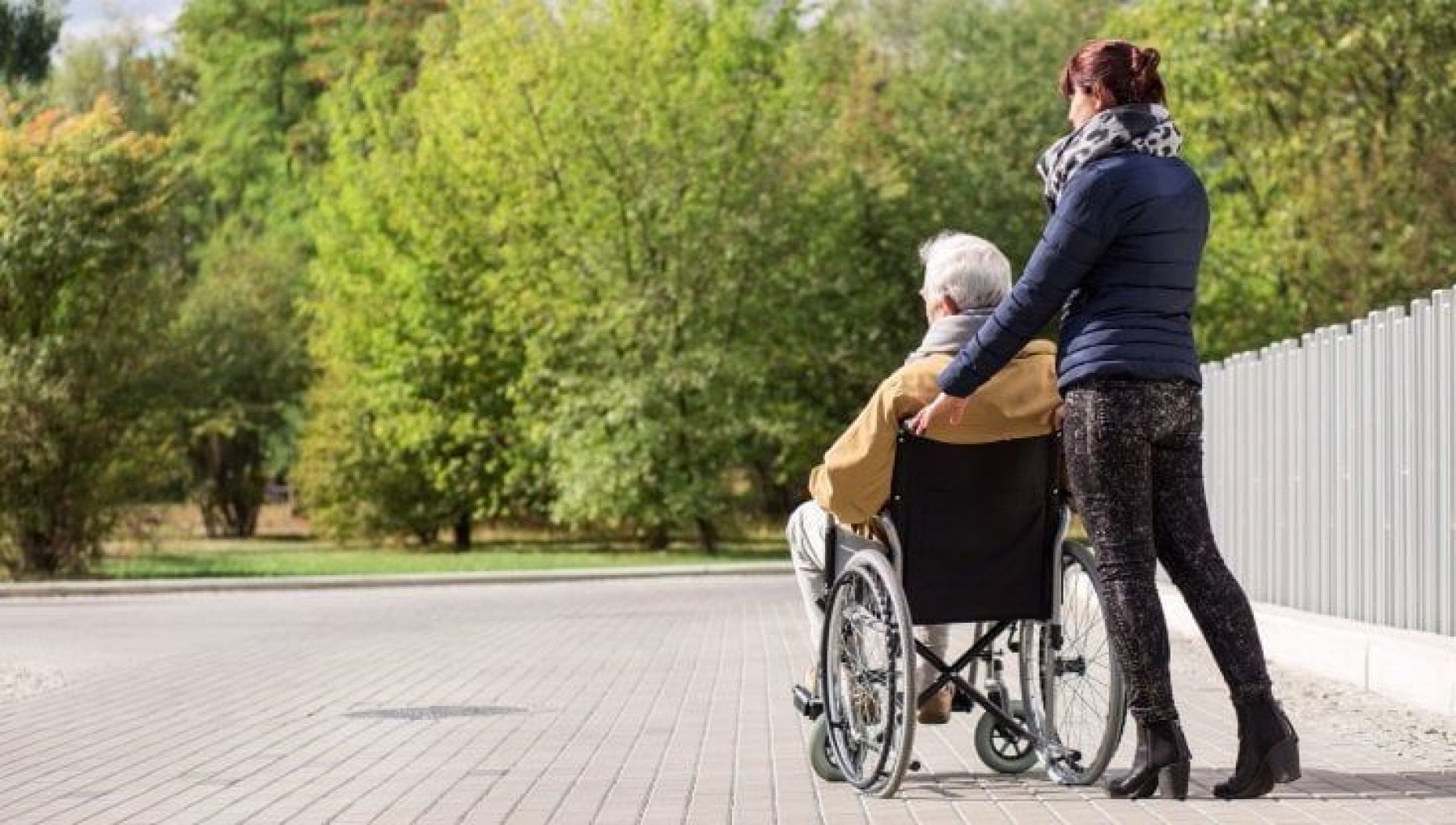 Badanti: il salasso per le famiglie, ecco quanto costano effettivamente e come risparmiare