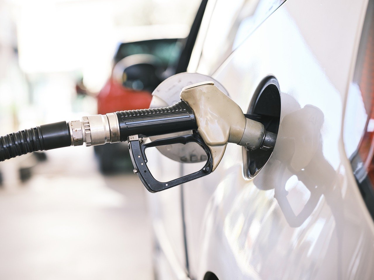 Prezzo dei carburanti ancora in calo: cosa devono aspettarsi gli automobilisti?