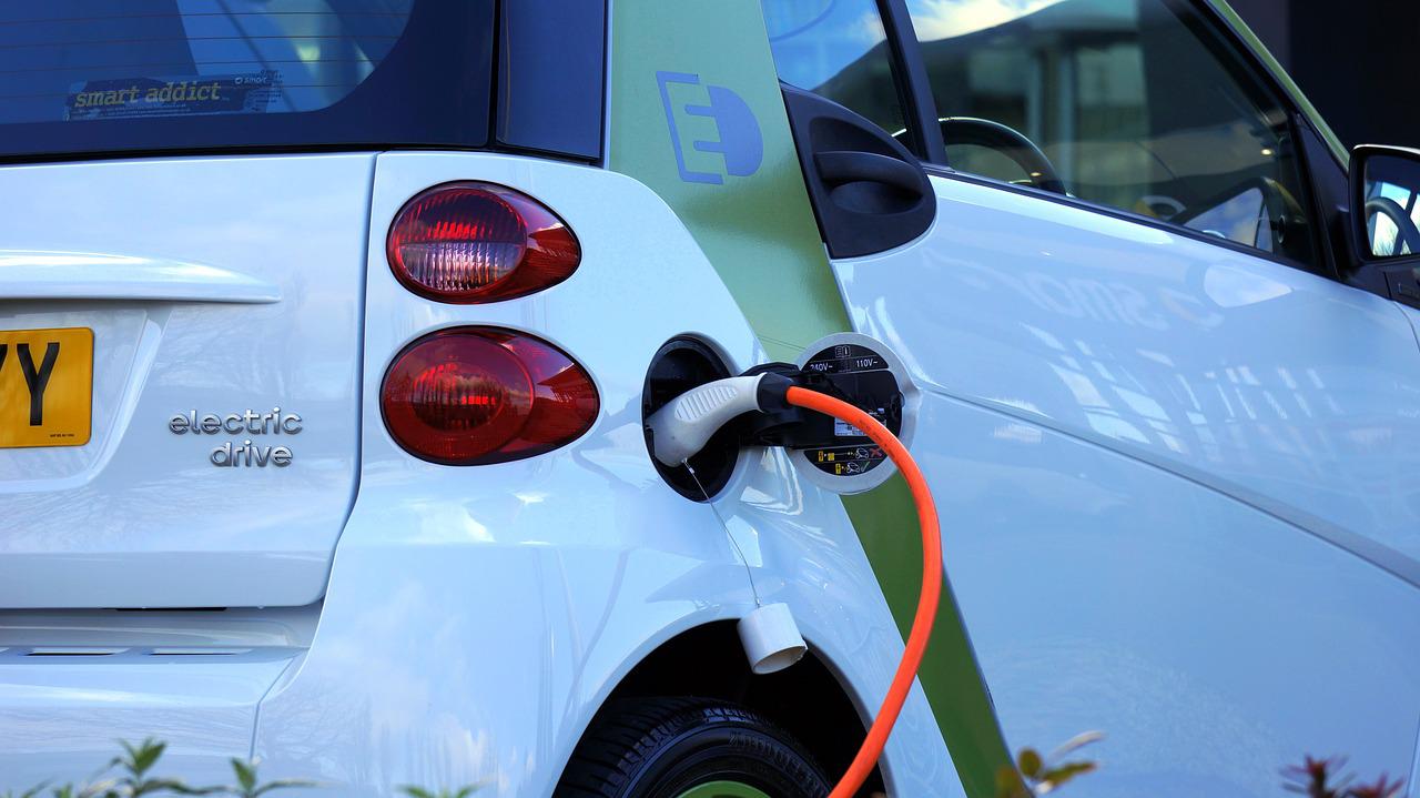 Auto elettriche, problemi delle case costruttrici, degli operai e pure dei clienti