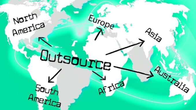 Quali sono per le imprese i vantaggi e gli svantaggi delloutsourcing