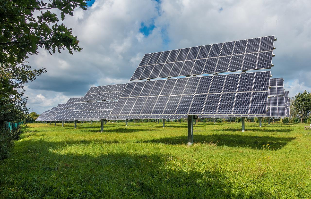 Fotovoltaico, gli impianti rubano terreno alle colture, è bufera