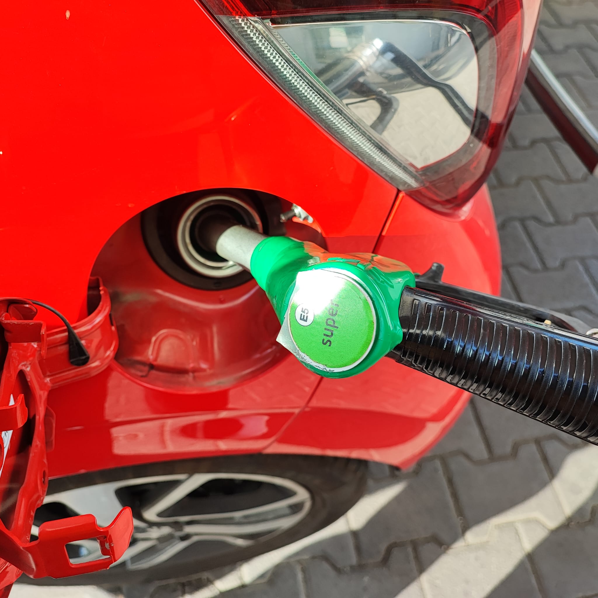 Carburanti estate 2023, il caro benzina coinvolge anche i NO LOGO