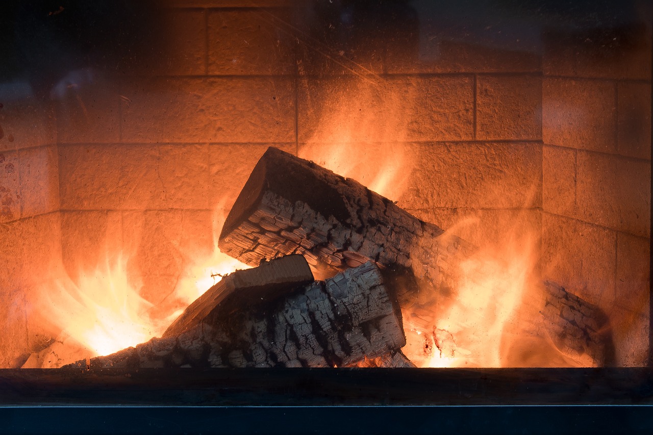 Divieto utilizzo camini e stufe a pellet: cosa c’è di vero?