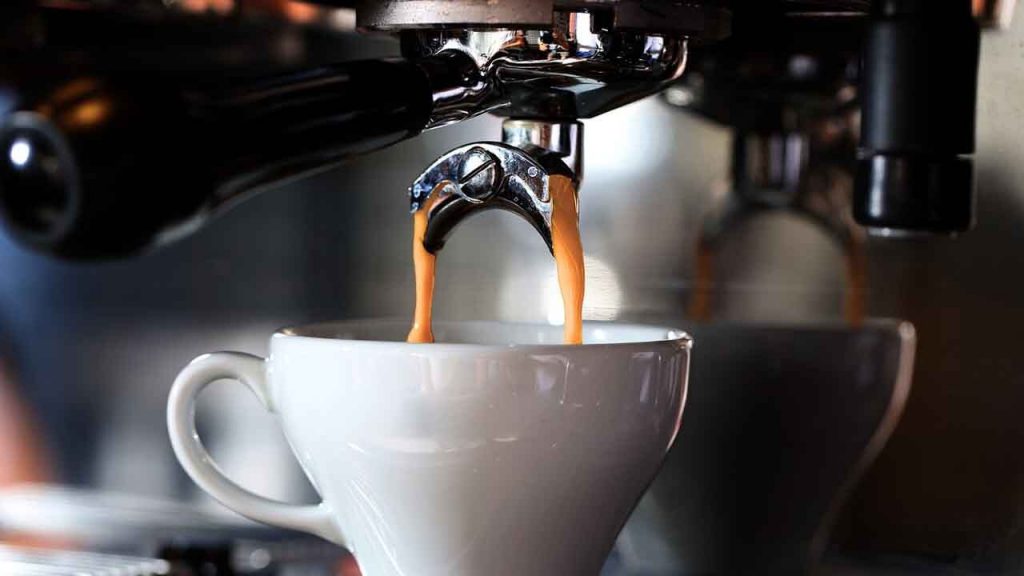“Mi fai un caffè per favore?” | Se te lo chiede il tuo capo, hai diritto al risarcimento in busta paga già da giugno