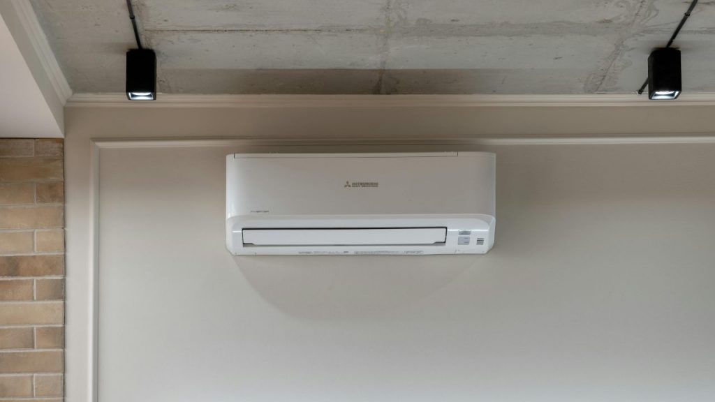 Dopo i termosifoni, ecco i 90€ di «TASSA SUI CLIMATIZZATORI»: ogni italiano obbligato a pagarla | Una vera strage