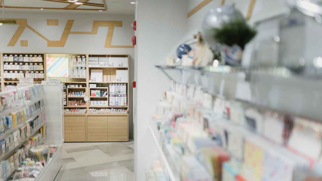 Italiani in collasso: le farmacie approvano la tassa da 10€ ad entrata | Paga o rimani fuori a schiattare di dolore