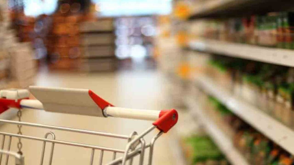 Ultim’ora: “da oggi il parcheggio dei supermercati diventa a pagamento” | Sgancia oppure vattene al pizzicagnolo sotto casa