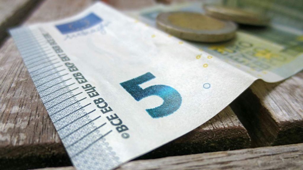 Addio alla banconota da 5 euro