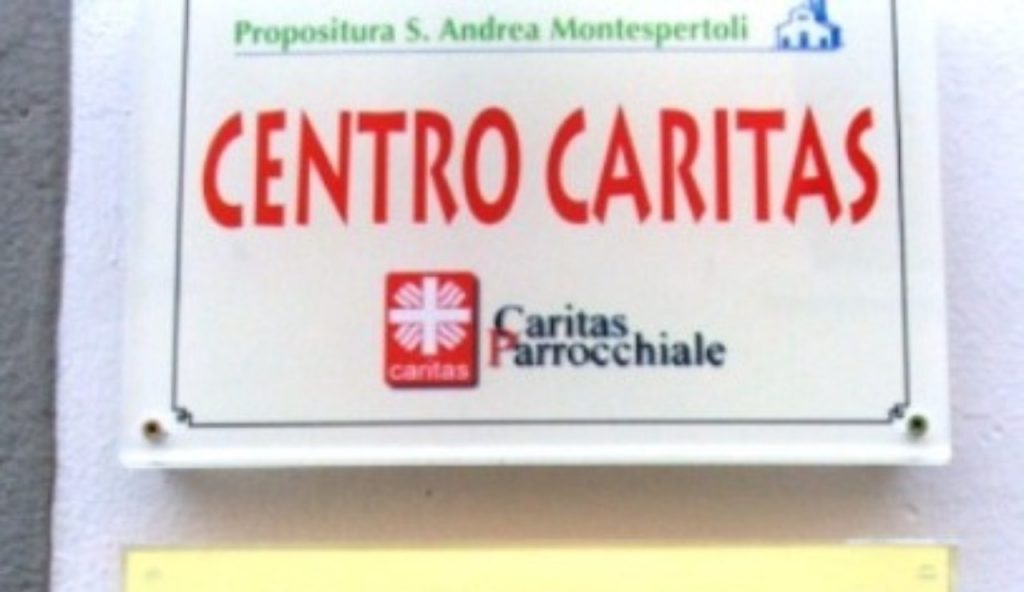 Va alla Caritas a regalare i vestiti e torna con 40.000€ in tasca | “Mi sono accorto all’ultimo secondo che…”