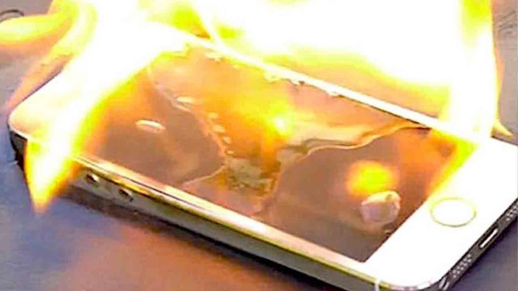 “Va a fuoco la batteria” | Non caricare mai il tuo telefono oltre questa percentuale: rischi di incendiare casa