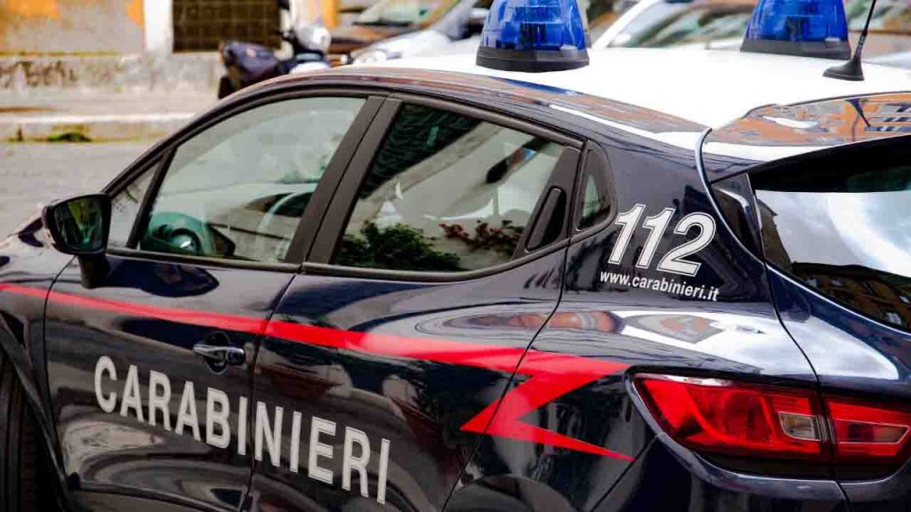 “Pronto, parlo coi Carabinieri?” “Salve, sono 10€ per la chiamata” | Il 112 diventa a pagamento: occhio alla ‘tassa’