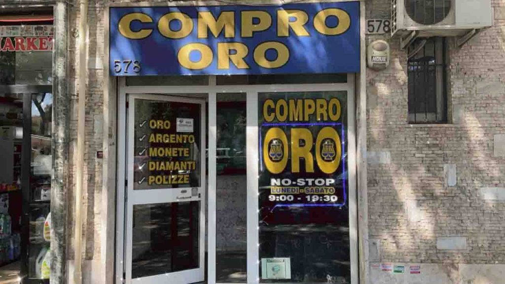 “L’ho preso dalla borsa di papà” | Studente va dal Compro Oro e diventa ricco: 300.000€ in bonifico istantaneo