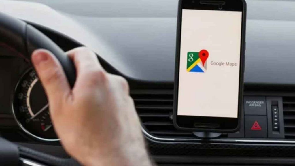 “Stavo solo mettendo Google Maps” | Cambia il codice della strada: ora deve rimanere spento in tasca