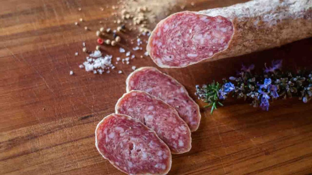 La chiamano la “salsiccia killer”: non la mangiare neanche se te la regalano | Ti spappola l’intestino