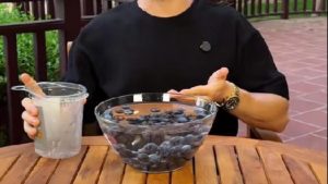 Il test della frutta nella ciotola dell'acqua