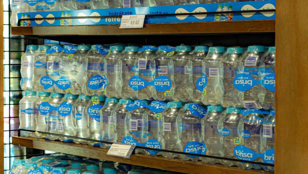 Acqua in bottiglia sullo scaffale