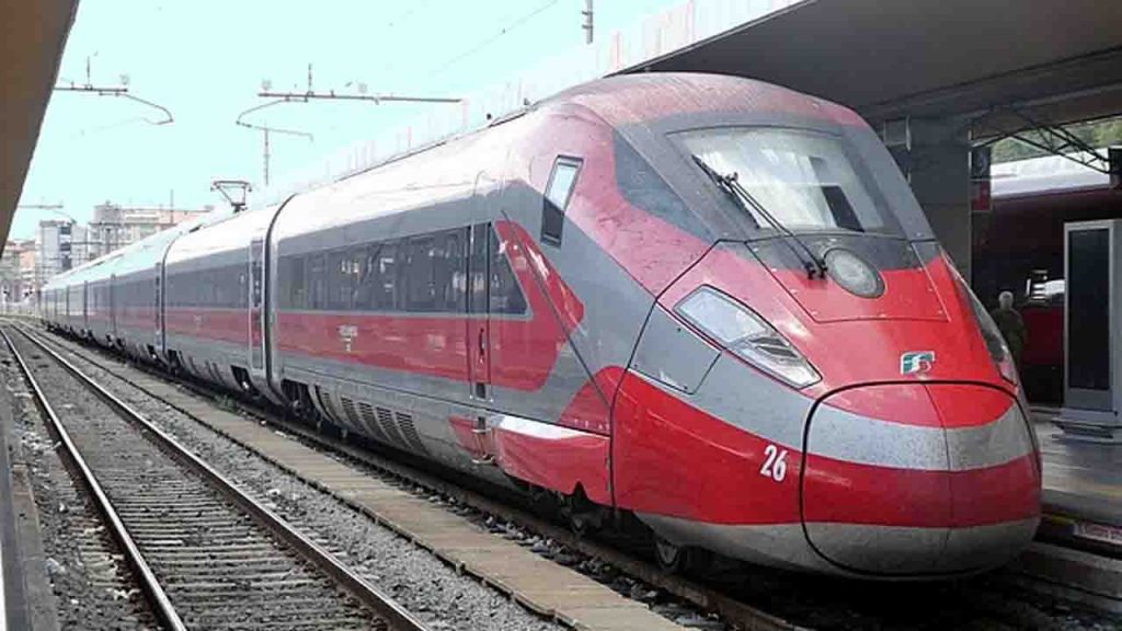 Approvato il coprifuoco dei treni: 110 minuti di “silenzio” ogni giorno | Non puoi né partire né arrivare