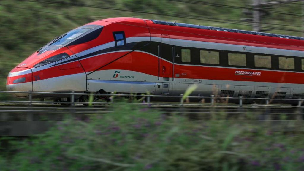UFFICIALE: Trenitalia chiude battenti | Ci lasciano a piedi con l’afa tropicale: peggio del Terzo Mondo