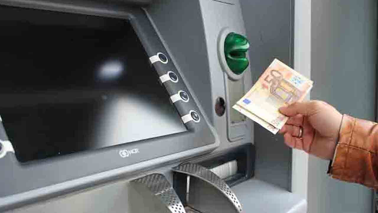 Nuova tassa bancomat, ti scalano i soldi e nemmeno te ne accorgi: occhio a queste banche | Clienti senza parole