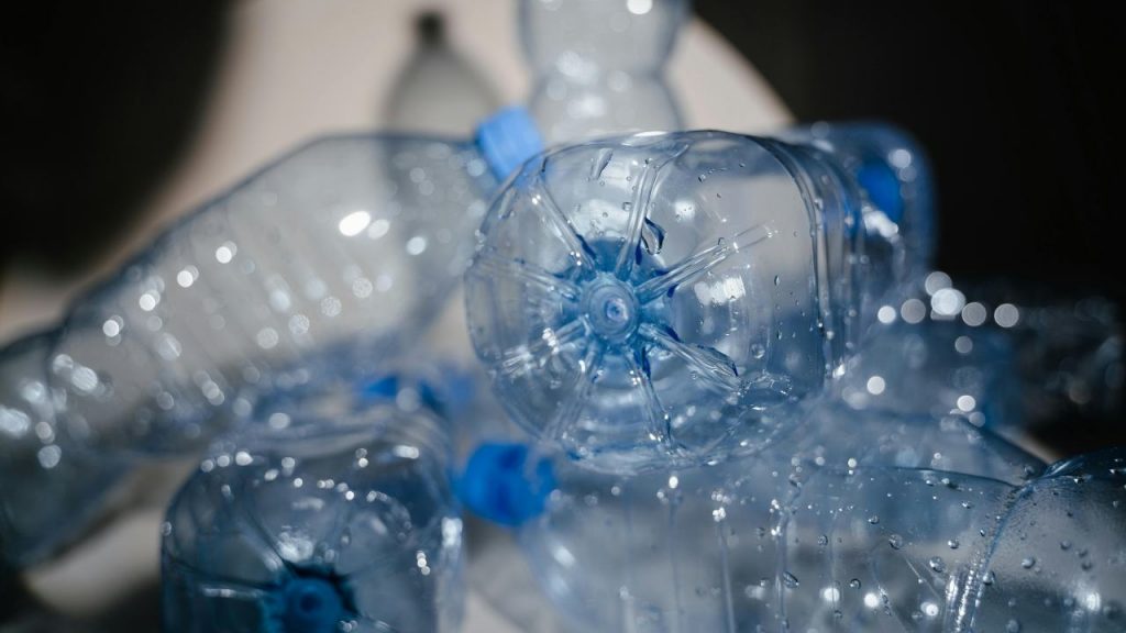 Non comprare mai queste bottiglie d’acqua: sono tossiche | Chiama subito la Polizia se le vedi al supermercato