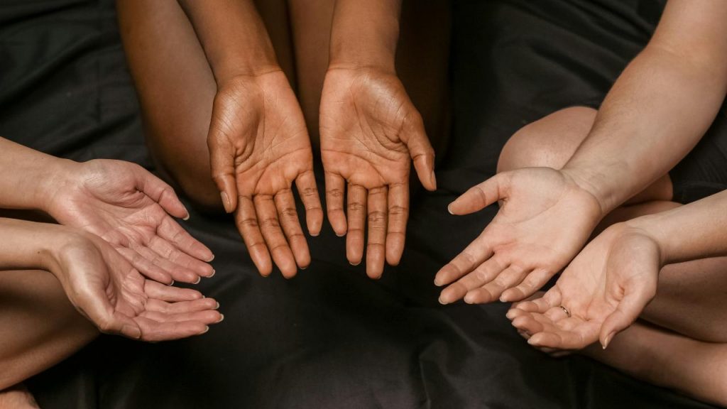“Sono tornato dal Camerun sconvolto” | Addio condizionatore col trucco dei polsi: 15° in casa senza accendere niente
