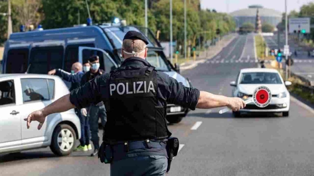 “Favorisca patente e libretto”: stanotte sarà l’ultima volta che lo chiederanno | Addio epocale in tutti i posti di blocco
