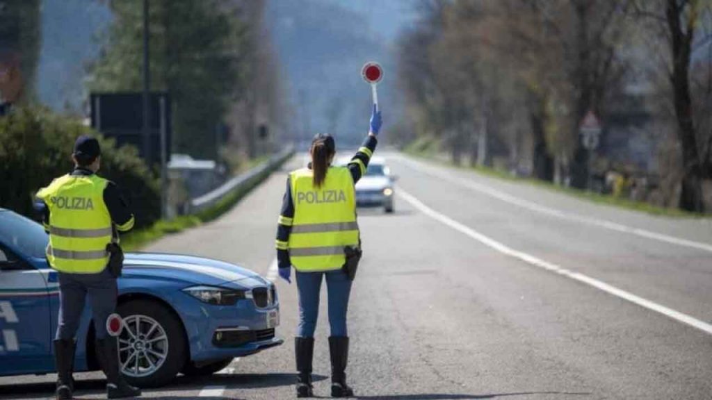 “Salve agente, ero passato a prendere i fiori” | Patente sequestrata e arresto immediato: non si può fare