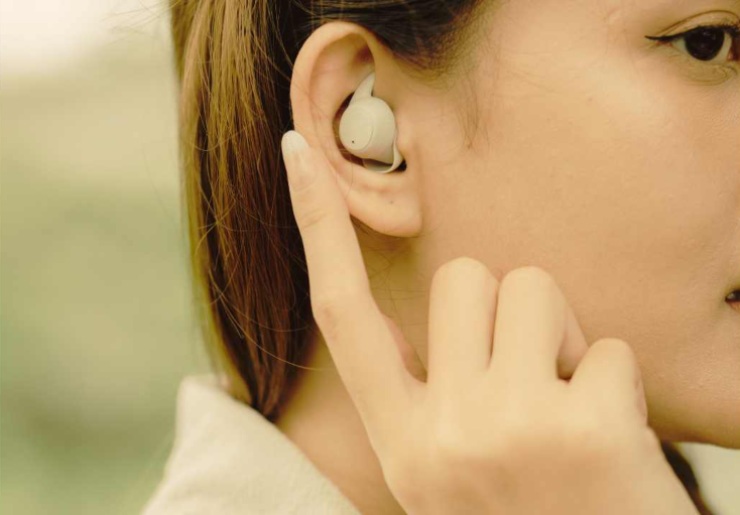 Ragazza con auricolari