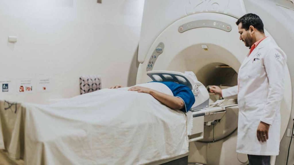 Risonanza magnetica, non vestirti mai così: la macchina ti risucchia fino alla morte cerebrale | Una vera strage