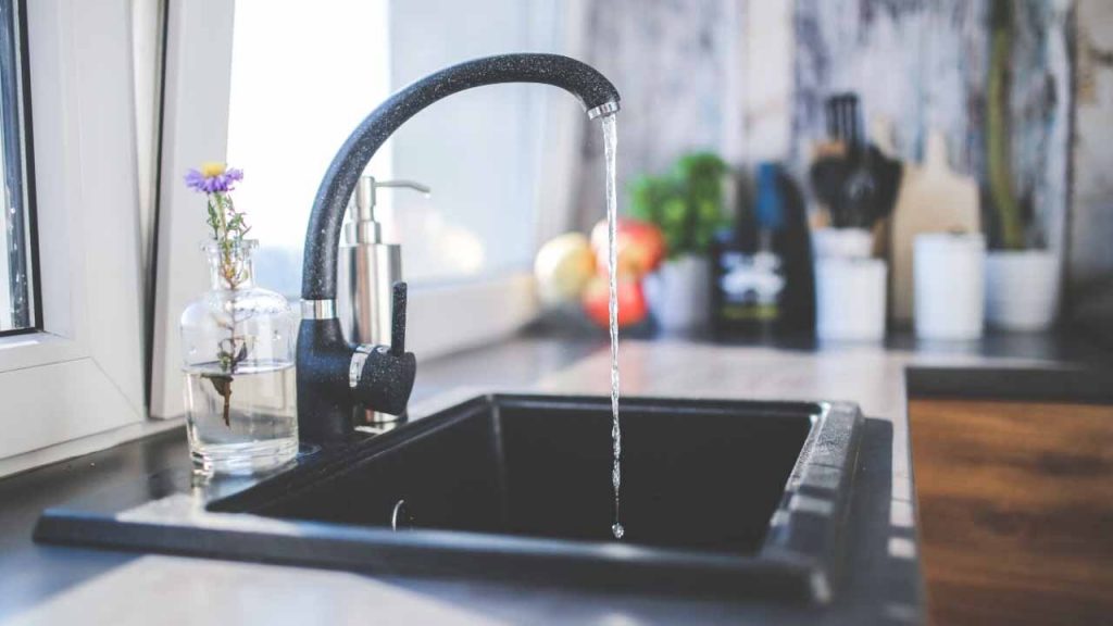 In questo comune italiano non pagano l’acqua: tutto a sbafo fino all’ultima goccia | Ma c’è la trappola