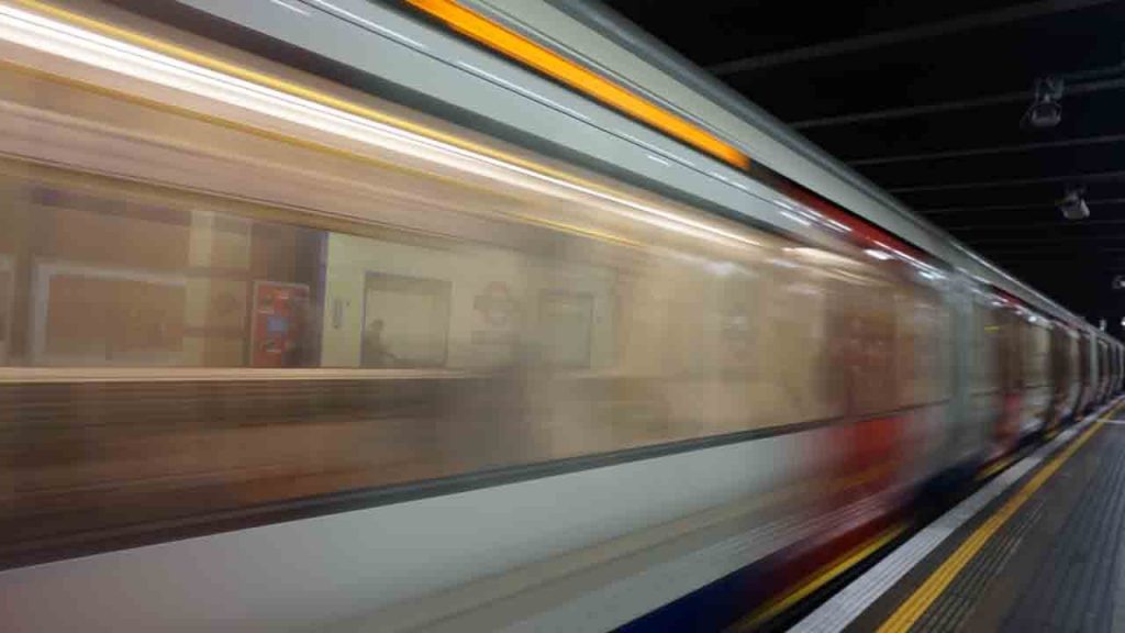 Non prendere mai questo treno: deraglia ad ogni fermata | Peggio delle montagne russe