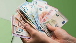 Euro in mano