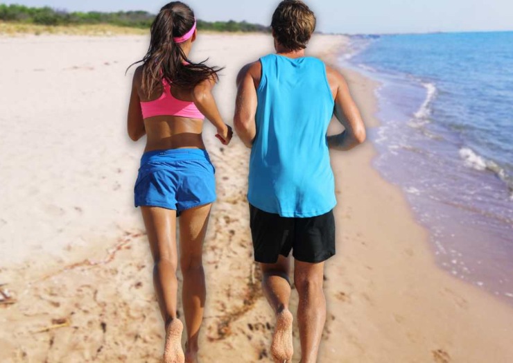 Coppia corre in spiaggia a Marina di Pisticci