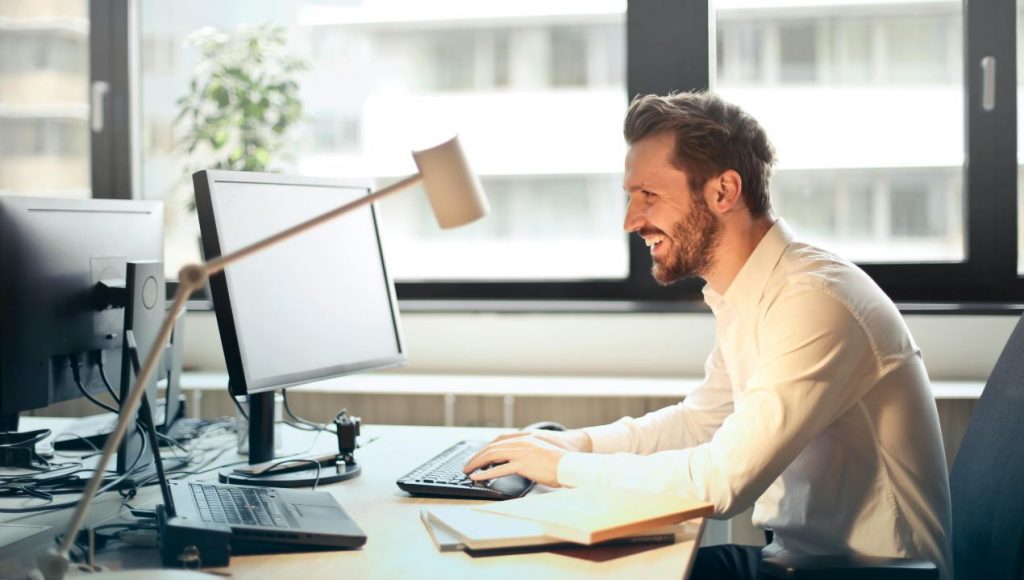 Uomo felice al computer