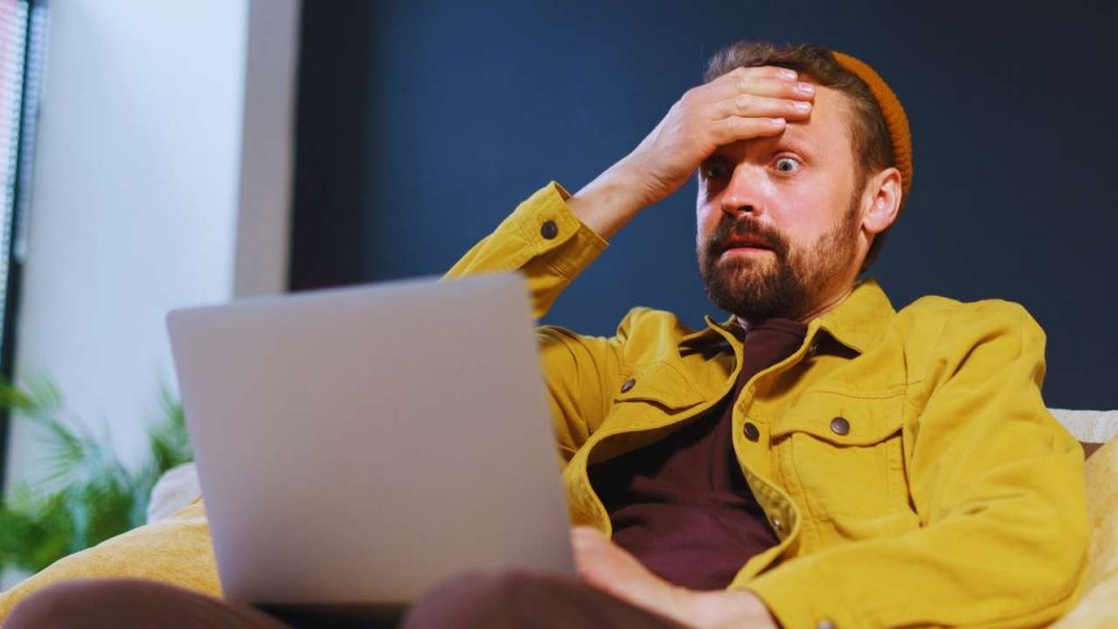 Uomo disperato controlla conto online