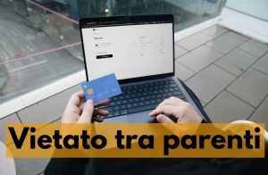 computer e carta di credito in mano