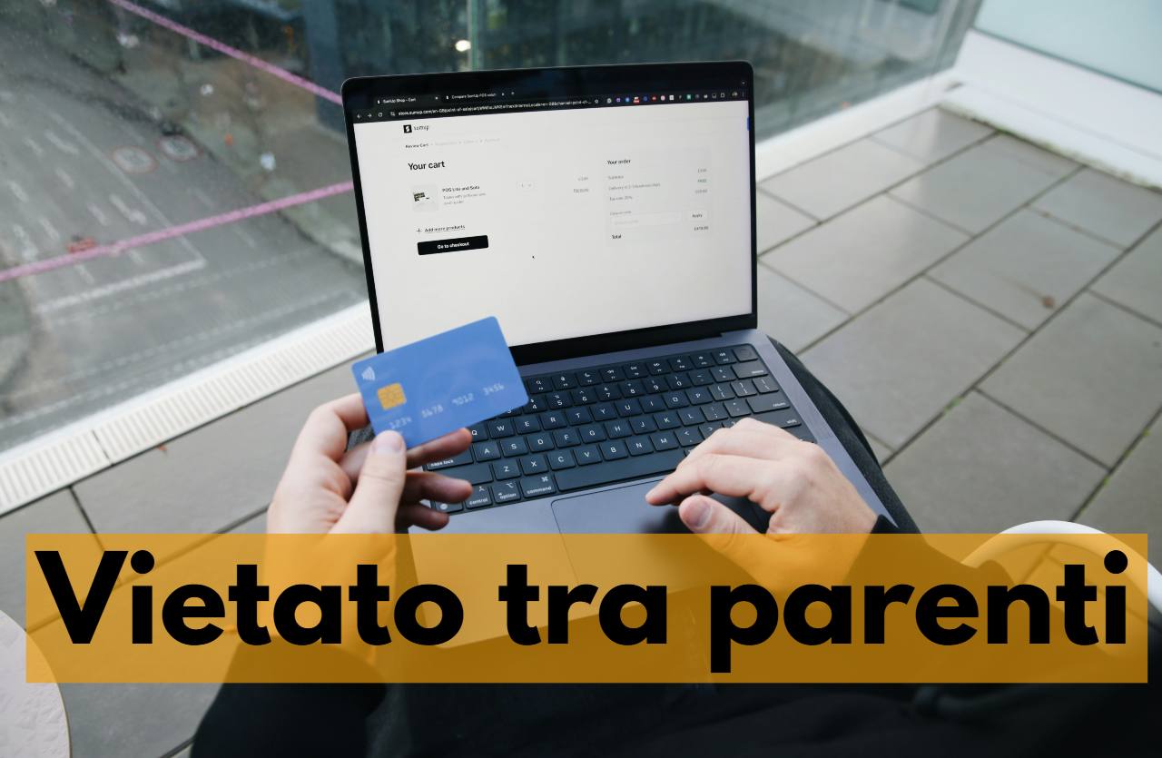 computer e carta di credito in mano