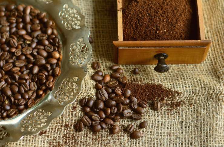 chicchi di caffè e caffè macinato