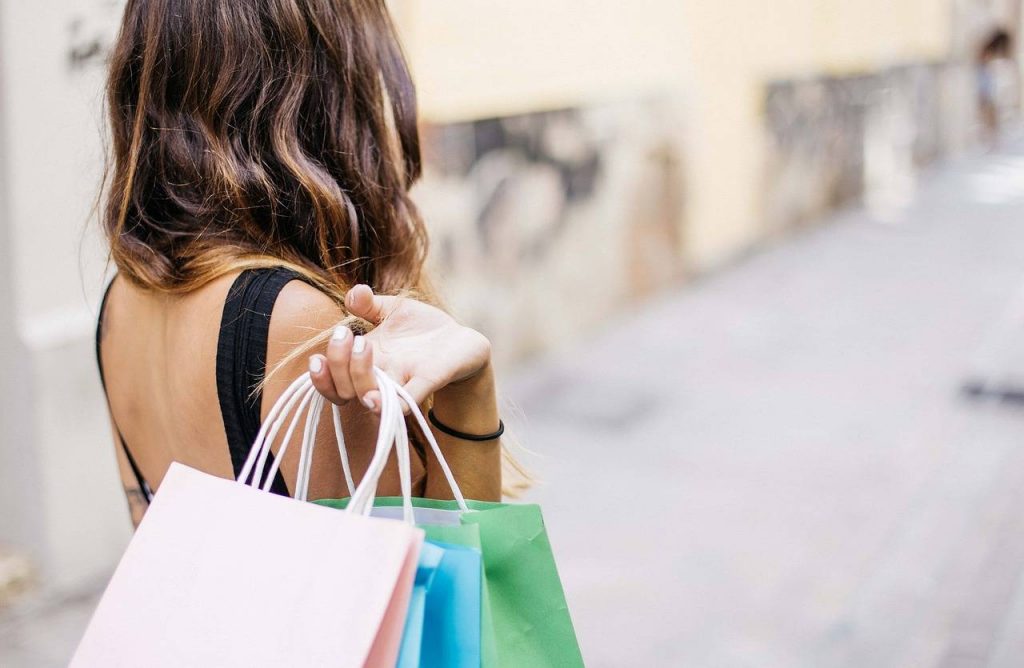 donna con sacchetti shopping