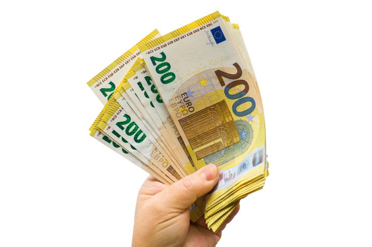 mano con mazzetta di 200 euro