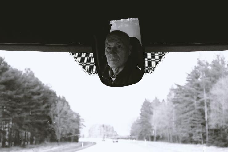 riflesso di uomo in specchietto