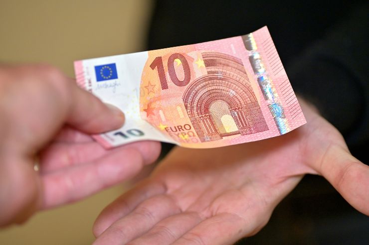 mani che si passano 10 euro