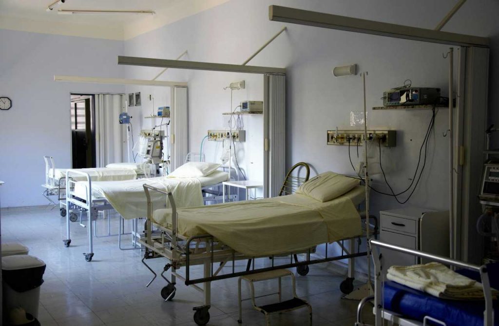 camera di ospedale con lettini