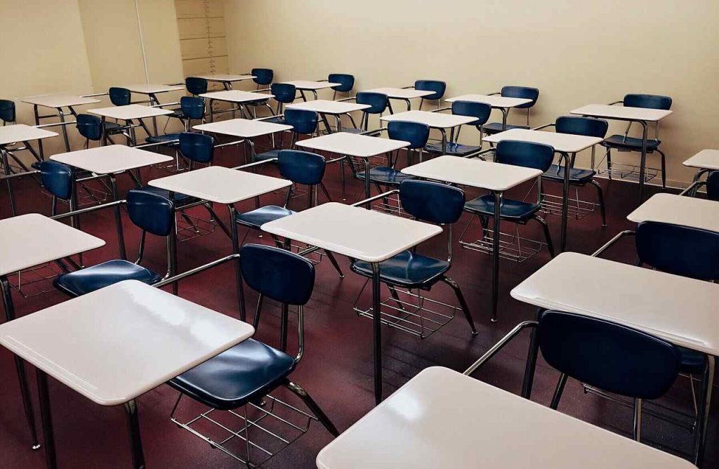 banchi in aula scolastica