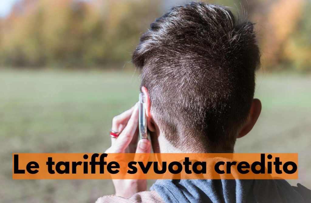 uomo che telefona
