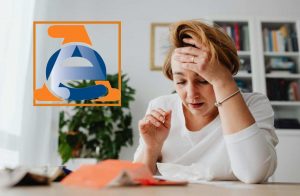 donna disperata che legge