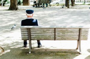 anziano di spalle su panchina