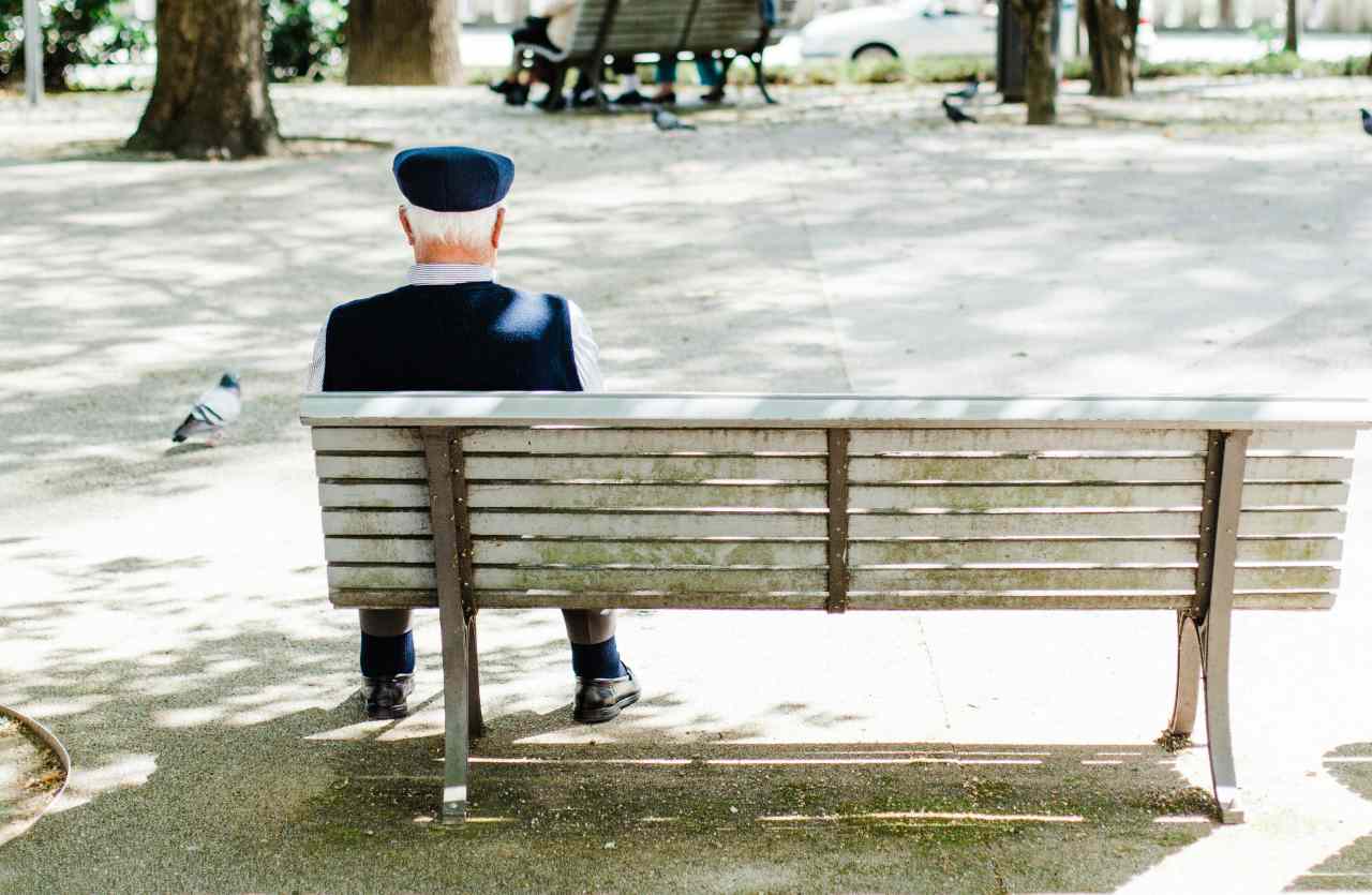 anziano di spalle su panchina